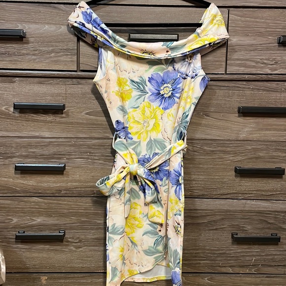 Missguided Dresses & Skirts - Misguided size 8 off the shoulder floral dress